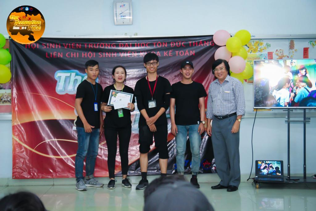 Dr.Hung-awarding-the-first-prize-to-Black-team.jpg