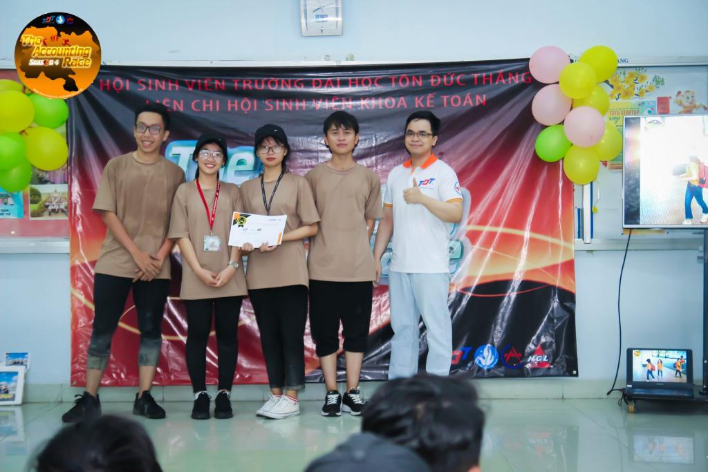 Mr.-Thien-giving-the-%E2%80%9Cmost-favourite-team%E2%80%9D-award.jpg