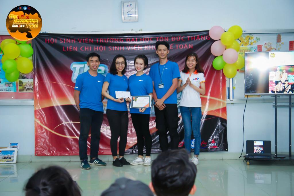 Ms.Nhien-awardin-the-second-prize-to-Blue-team.jpg