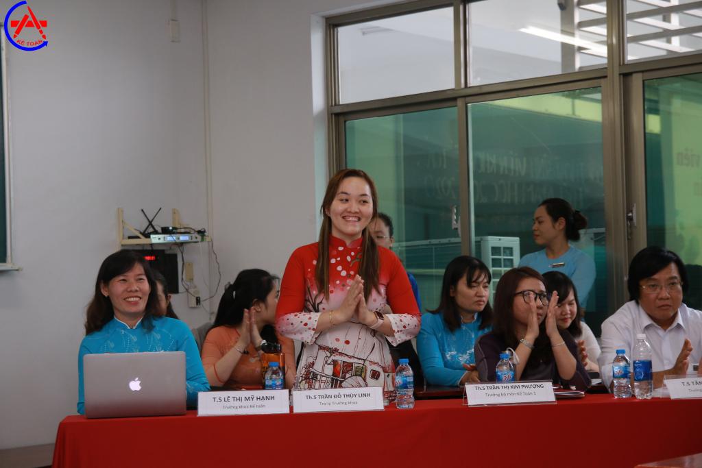 Lecturers and staff attending the meeting