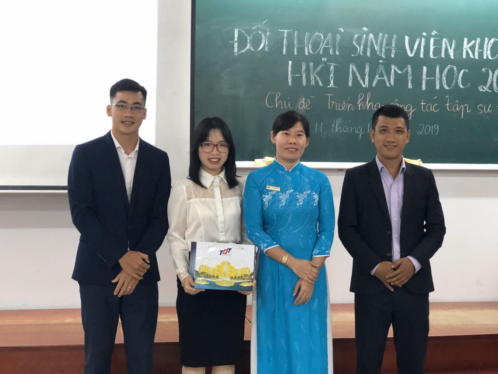Representative of Crowe Vietnam receiving appreciation token from TDTU Faculty of Accounting