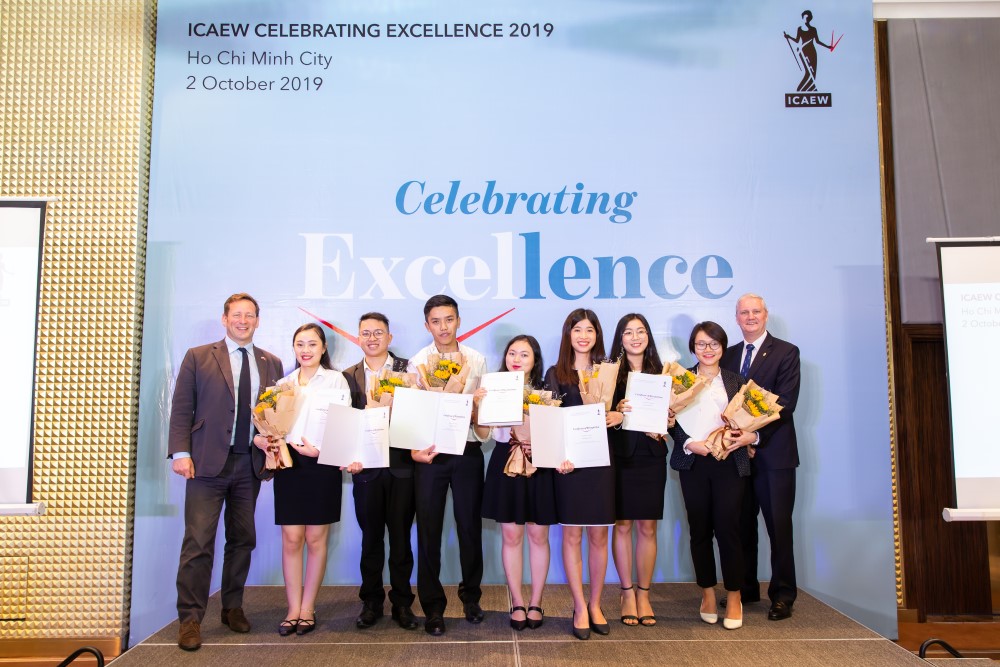 3-outstanding-students-receiving-ICAEW-CFAB-in-2019.jpg
